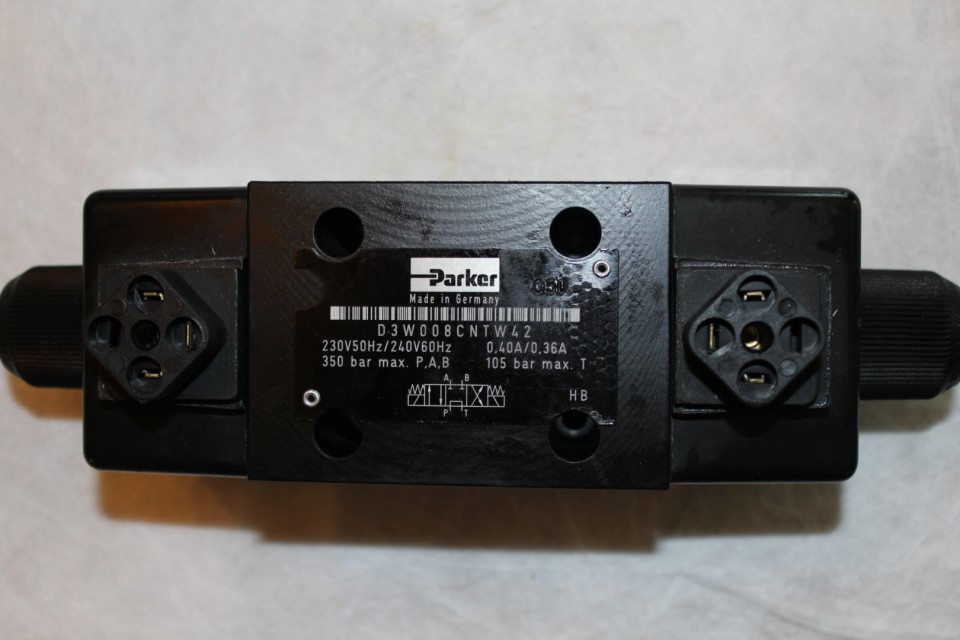 Parker D3W008CNTW42 D3W Series Double solenoid, 3 position, spring